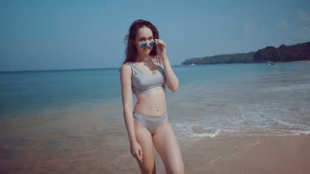 美少女 美しい熱帯のビーチでビキニと夏の休日 スローモーションのビデオの中に熱帯のビーチでリラックスした帽子の女の子 — ストック動画