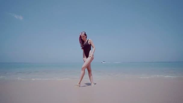 Menina Bonita Com Máscara Snorkeling Durante Férias Verão Mulher Bonita — Vídeo de Stock