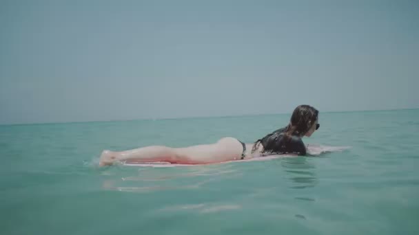 Bella Ragazza Con Tavola Surf Durante Vacanze Estive Bella Giovane — Video Stock