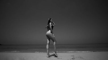 Deniz ve gökyüzü arka plan üzerinde kum plajındaki şnorkel konumu olan mayo güzel ve genç birbayan. Güzel kız onun plaj tropikal tatil siyah ve beyaz fotoğraf güneşli yaz günü zevk