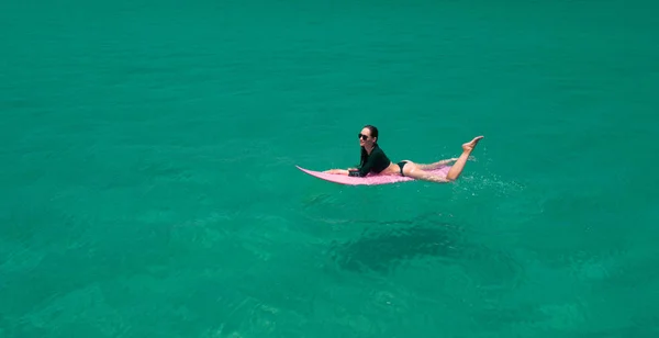 Vista Aérea Del Dron Hermosa Mujer Joven Traje Baño Gafas — Foto de Stock