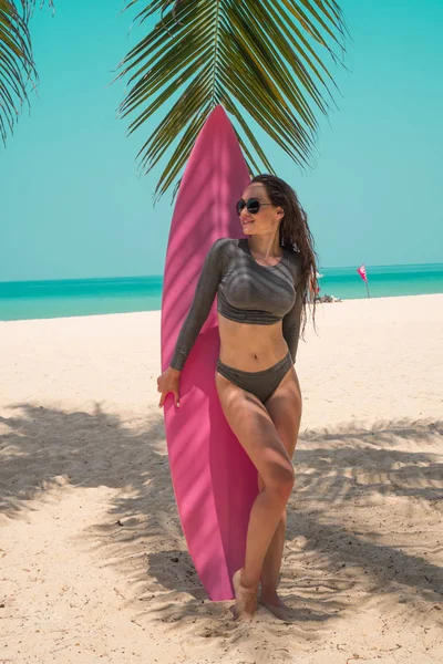 Hermosa Mujer Joven Traje Baño Gafas Sol Posando Con Tabla — Foto de Stock