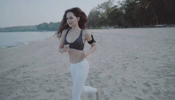 Schönes Junges Mädchen Joggt Morgens Tropischen Strand — Stockfoto