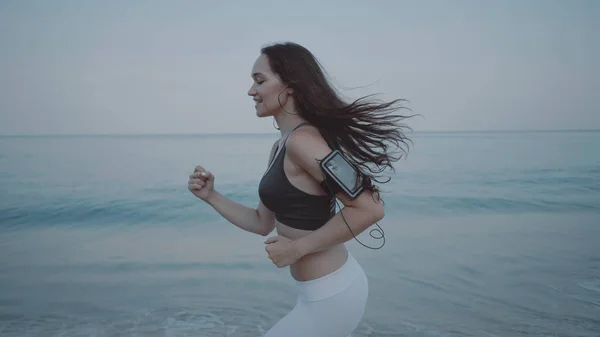 Bella Ragazza Che Jogging Mattino Sulla Spiaggia Tropicale Sul Mare — Foto Stock