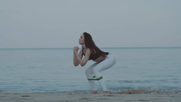 Hermosa Joven Haciendo Ejercicio Por Mañana Playa Arena Sobre Mar —  Fotos de Stock