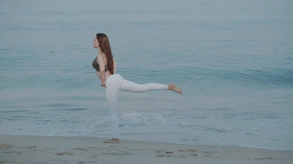 Menina Bonita Exercitando Manhã Praia Areia Sobre Fundo Mar Céu — Fotografia de Stock