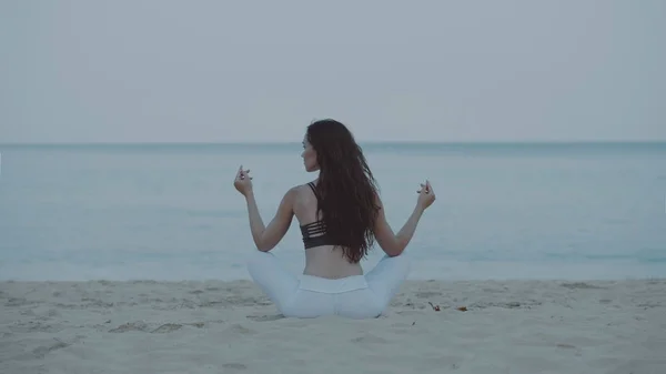 Vista Trasera Hermosa Joven Haciendo Ejercicio Yoga Por Mañana Playa —  Fotos de Stock