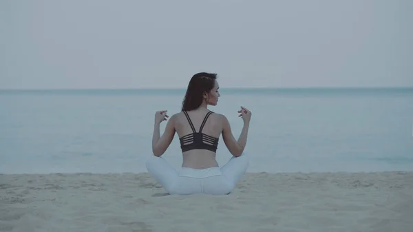 Vista Trasera Hermosa Joven Haciendo Ejercicio Yoga Por Mañana Playa —  Fotos de Stock