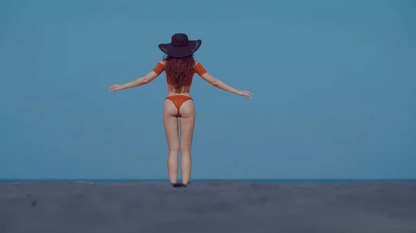 Vista Trasera Hermosa Chica Bikini Sombrero Relajándose Sol Durante Las —  Fotos de Stock