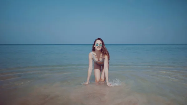 Hermosa Joven Feliz Bikini Gafas Sol Jugando Agua Mar Sobre —  Fotos de Stock