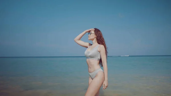 Piękna Dziewczyna Bikini Okulary Przeciwsłoneczne Relaksujący Tropikalnej Plaży Podczas Letnich — Zdjęcie stockowe