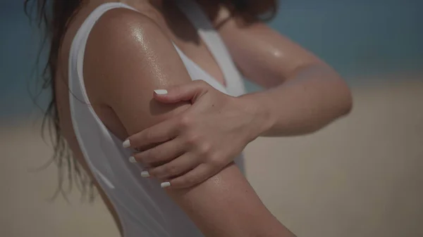 Schöne Mädchen Badeanzug Anwendung Sonnencreme Bräunungsöl Auf Körper Tropischen Sandstrand — Stockfoto
