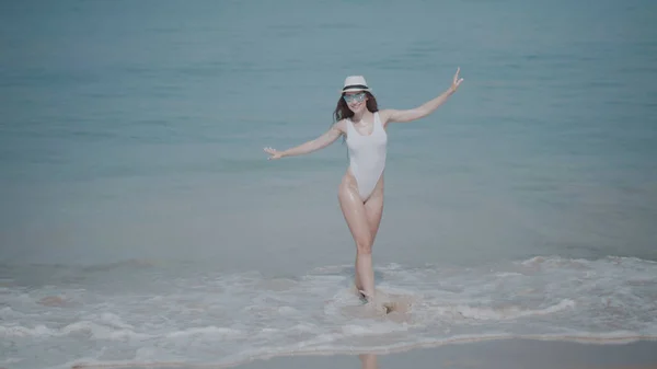 Hermosa Chica Traje Baño Sombrero Gafas Sol Relajante Agua Mar —  Fotos de Stock