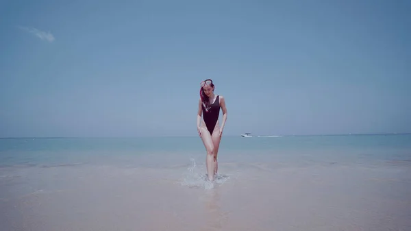 물에서 스노클링 마스크 수영복에 화창한 그녀의 휴가를 즐기고 — 스톡 사진