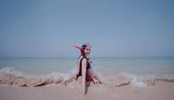 美丽的年轻女子泳装与浮潜面具有乐趣在海水上空的蓝天背景 美丽的女孩享受阳光明媚的夏日在她的海滩热带假日 — 图库照片