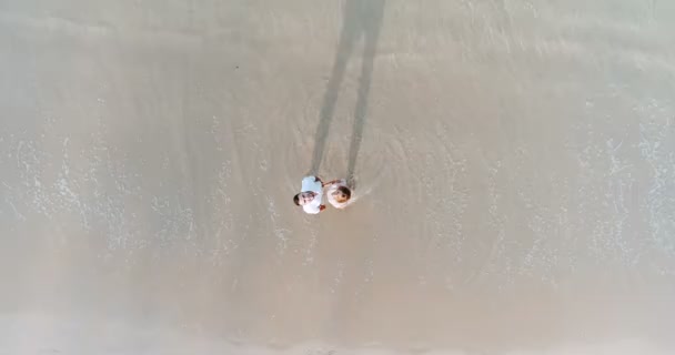Nádherný Pár Dovolené Nejlepší Drony Pohled Usmívající Pár Tropické Pláže — Stock video