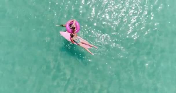 Hermosa Pareja Vacaciones Vista Aérea Pareja Disfrutando Sus Vacaciones Increíble — Vídeos de Stock