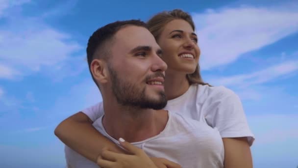 Casal Bonito Durante Férias Verão Casal Feliz Bonito Andando Praia — Vídeo de Stock