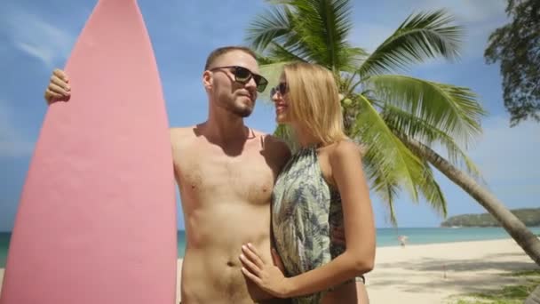 Casal Bonito Durante Férias Verão Jovem Casal Feliz Roupa Banho — Vídeo de Stock