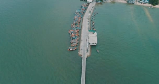Pohled Shora Letecké Dron Turistické Rybářské Lodě Kotvící Molu Pattaya — Stock video