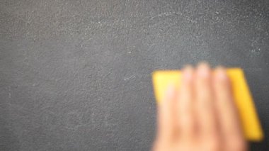 Yapışkan Not tahtaya / portre kadın eli tahtaya - ağır çekimde video Not numarası 