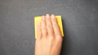 Yapışkan Not tahtaya / portre kadının elinizi dikkat harfle 