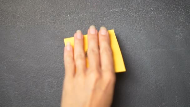 黒板に付箋 クローズ アップ女性の手が黒板 スローモーションのビデオ の文字でメモを付着 — ストック動画