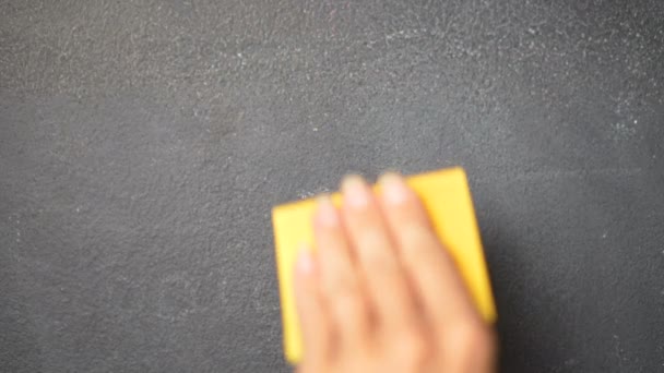 Nota Pegajosa Quadro Negro Closeup Mão Mulher Colando Nota Com — Vídeo de Stock