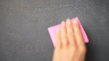 Yapışkan Not tahtaya / portre kadın eli tahtaya - ağır çekimde video Not sonsuzluk işareti ile yapıştırma