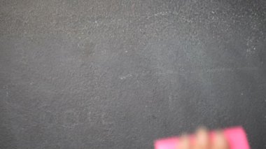 Yapışkan Not tahtaya / portre kadın eli yapışmasını Not tahtaya - ağır çekimde video olası sözcük ile