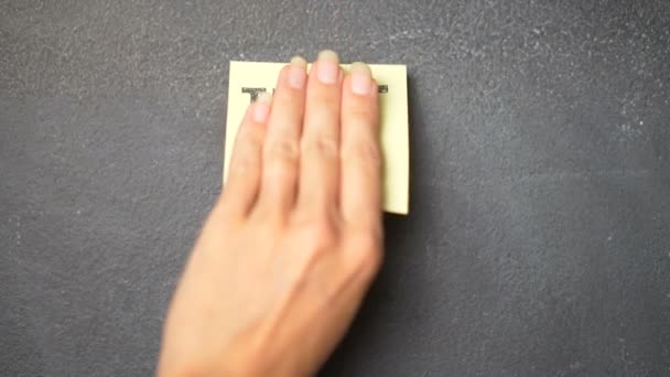黒板に付箋 クローズ アップ女性の手の付着ターゲット単語黒板 スローモーションのビデオが付いているノート — ストック動画