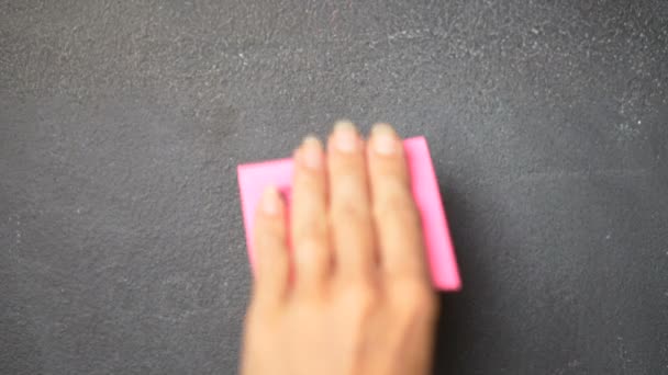 笔记在黑板或特写妇女的手黏附笔记与电子邮件词在黑板 录影在慢动作 — 图库视频影像