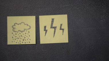 Yapışkan Not tahtaya / portre kadının tahtaya çizim güneş ile yapışma Not el. Fırtınalı hava güneşli gün - ağır çekimde video için yağmur değiştirmek