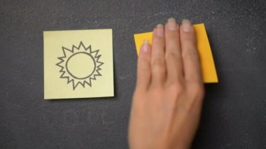Yapışkan Not tahtaya / portre kadın eli yapışmasını mutlu yüz simgesi notla yanında tahtaya - ağır çekimde video çizim güneş