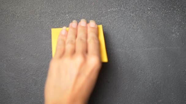 Κολλώδη Σημείωση Στον Μαυροπίνακα Χέρι Closeup Της Γυναίκας Κολλώντας Σημείωση — Αρχείο Βίντεο