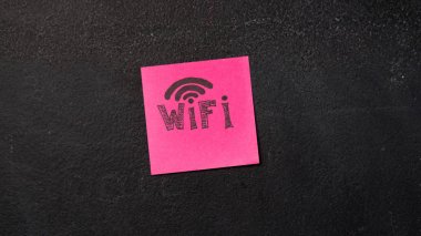 Tahtaya Wifi kelime ile yapışkan not