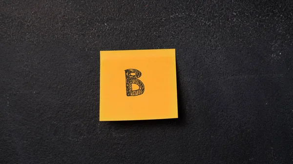 Klebezettel Mit Dem Buchstaben Auf Der Tafel — Stockfoto