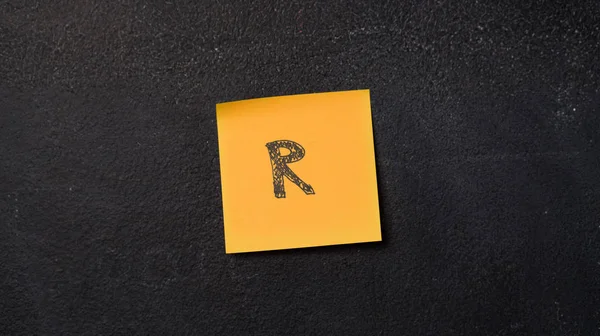 Klebezettel Mit Dem Buchstaben Auf Der Tafel — Stockfoto