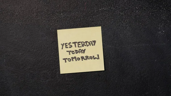 粘纸条与昨天 今天和明天在黑板上的单词 — 图库照片