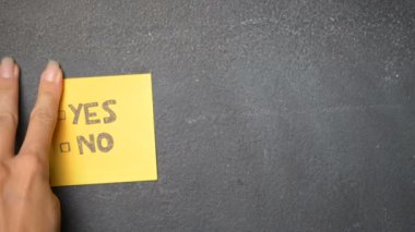 Yapışkan Not tahtaya / portre kadın eli yapışmasını Not Evet ve tahtaya - ağır çekimde video kutusu yok