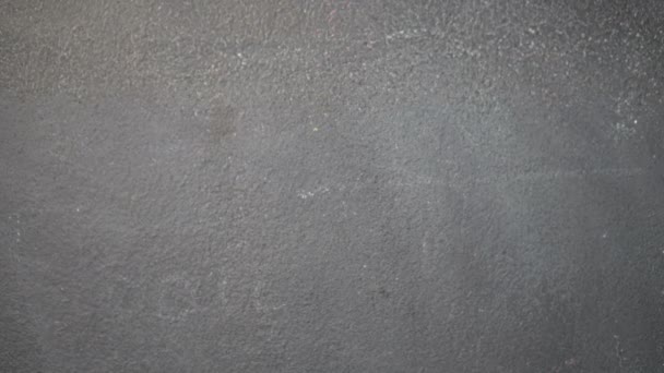 Κολλώδη Σημείωση Στον Μαυροπίνακα Closeup Της Γυναίκας Χέρι Κολλώντας Σημείωση — Αρχείο Βίντεο