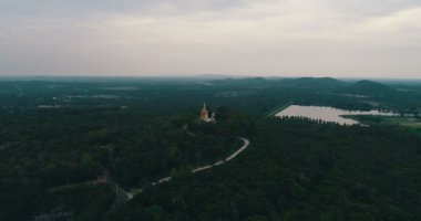 Hava dron görünümü Tayland yeşil tepe üzerinde küçük Tapınağı