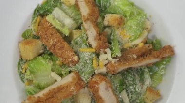 Tavuk salata beyaz tabakta / Top görünümünü kruton ve kaşar peyniri beyaz plaka üzerinde döner Tavuk salatası 