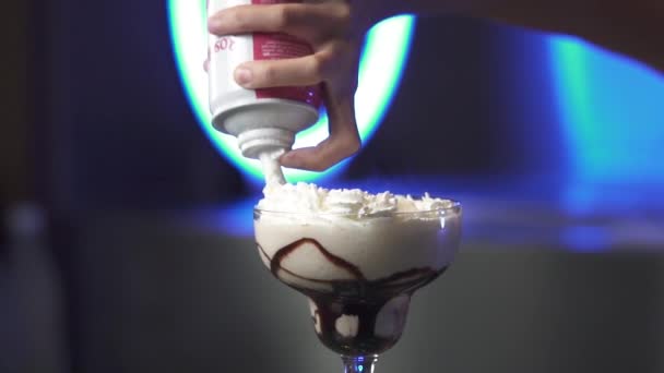 奶油在鸡尾酒 酒保放在鸡尾酒顶部的奶油 — 图库视频影像