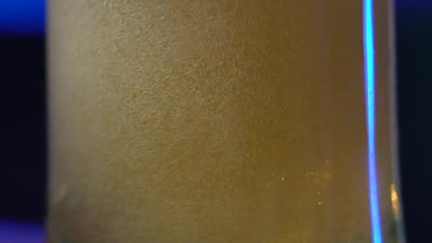 グラスに注ぐビール グラス スローモーションでビデオにクローズ アップ ビールを注いで — ストック動画