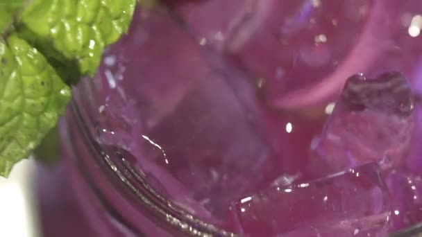 Δράκος Φρούτα Κοκτέιλ Στο Μπαρ Κοκτέιλ Closeup Διακοσμημένος Φέτα Φρούτα — Αρχείο Βίντεο