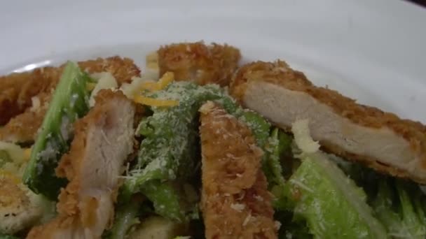 Porción Filete Pollo Asado Con Ensalada Verduras Porción Primer Plano — Vídeo de stock