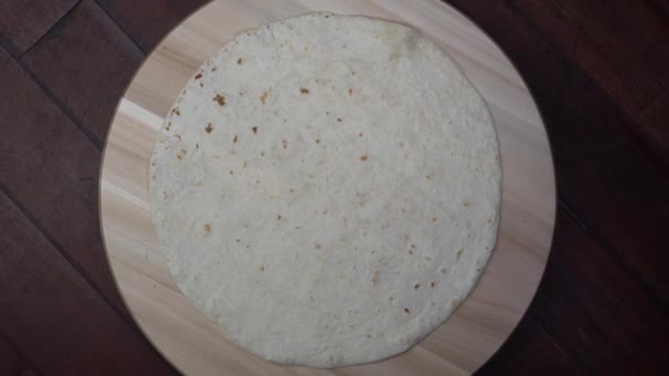 Verse Bloem Tortilla Houten Achtergrond Top Uitzicht Verse Bloem Tortilla — Stockvideo