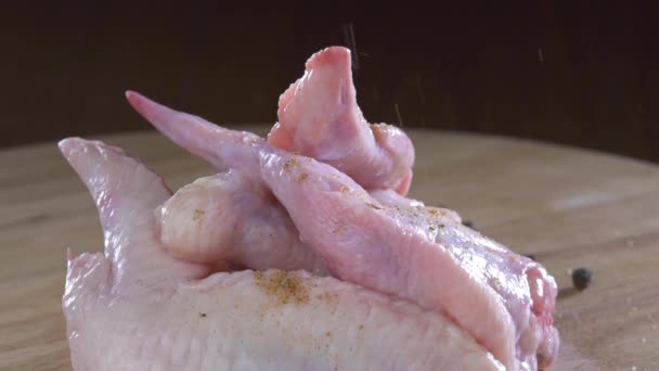 Frango Cru Com Especiarias Especiarias Estão Caindo Sobre Frango Cru — Vídeo de Stock