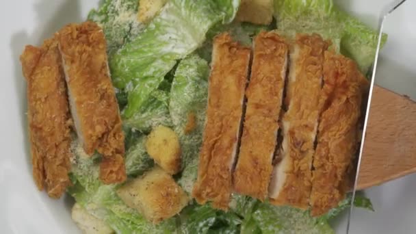 Hähnchensalatzubereitung Nahaufnahme Kugelstoßen Paniertes Huhn Auf Dem Salat Video Zeitlupe — Stockvideo